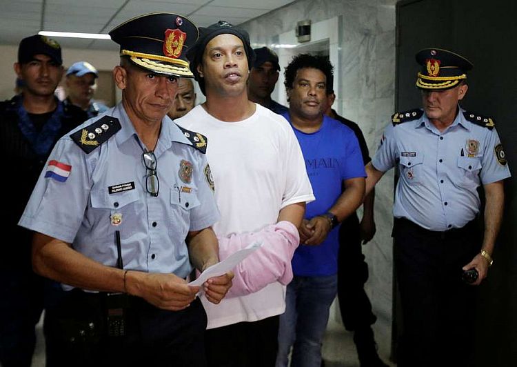 Ronaldinho é investigado por associação ao crime organizado