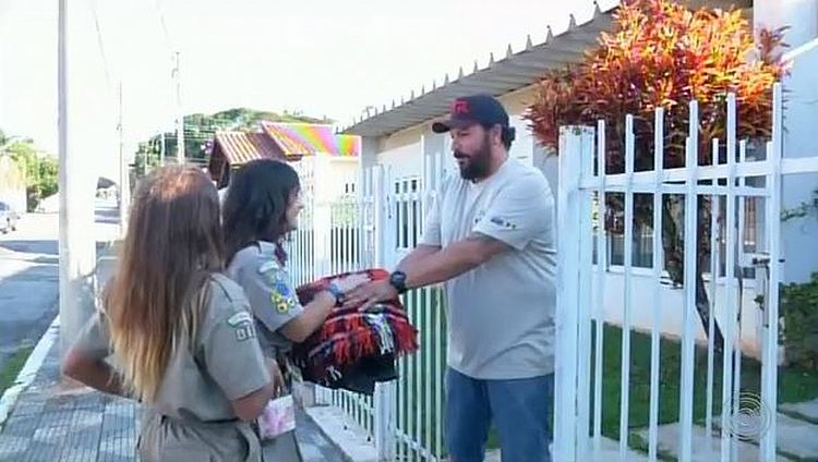 Escoteiros vendem e trocam doces para arrecadar agasalhos em Itapeva