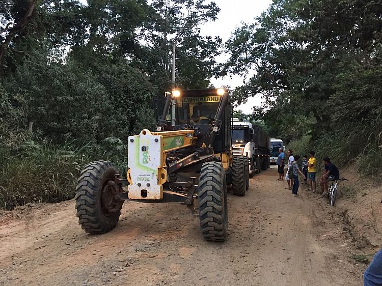 Caminhão fica atolado e impossibilita passagem de ônibus com estudantes em estrada rural de Itaporanga