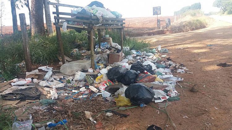 Moradores do bairro Mato Dentro reclamam da falta da coleta de lixo