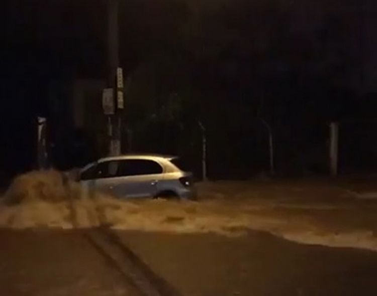 Chuva causa estragos em Itapeva