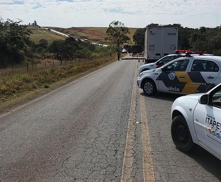 Acidente entre caminhão e ônibus escolar deixa vítimas fatais e feridos no distrito Guarizinho, em Itapeva