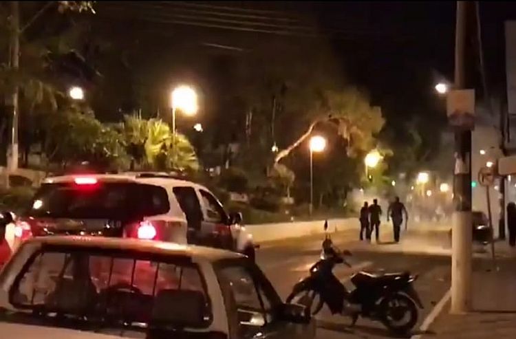 Confusão na Avenida: policiais usam bomba de efeito moral para dispersar torcedores