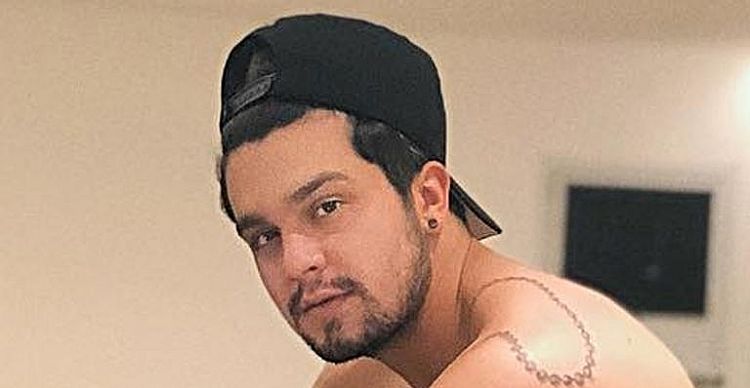 Luan Santana surge muito mais magro em foto sem camisa ao lado de xodó