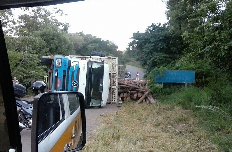 Caminhão carregado com madeira tomba em vicinal de Itapeva