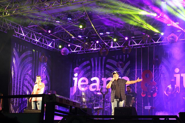 Show de Jeann e Júlio marca o primeiro dia da Festa do Peão de Itaporanga 2018