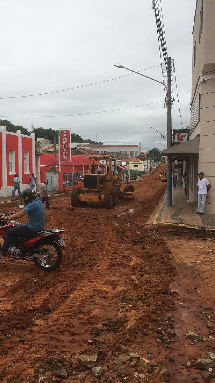 Obras na Felipe Vita causam transtornos a comerciantes de Itaporanga