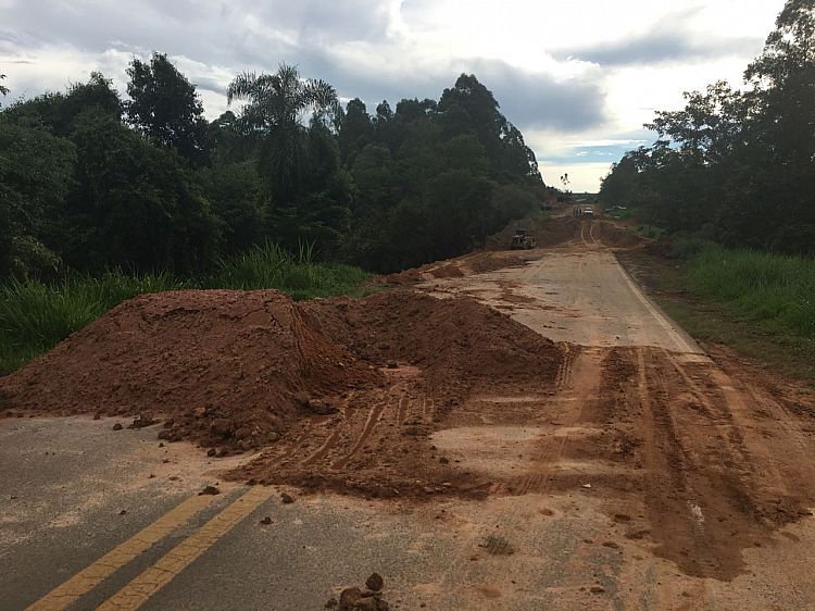 Obra da SP-255 segue com ritmo lento e incomoda moradores da região