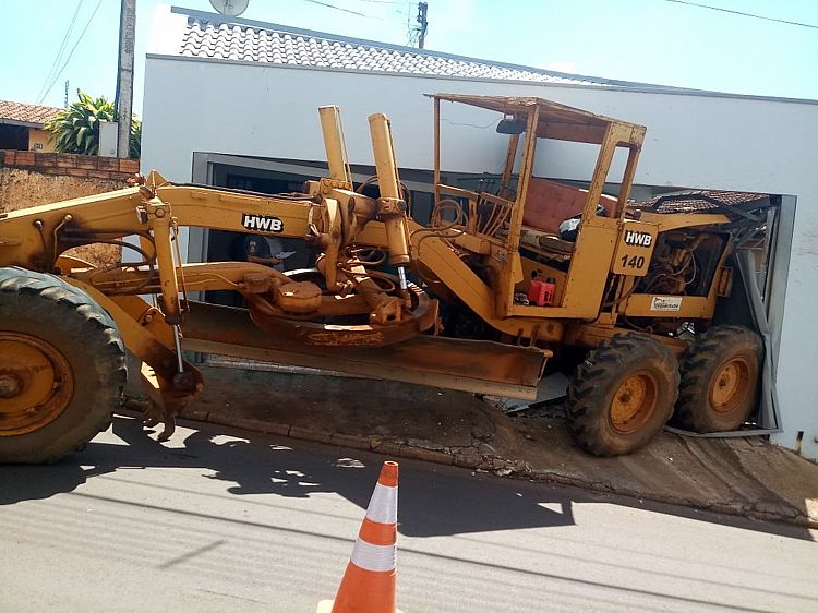 Máquina da prefeitura invade casa no centro de Taquarituba